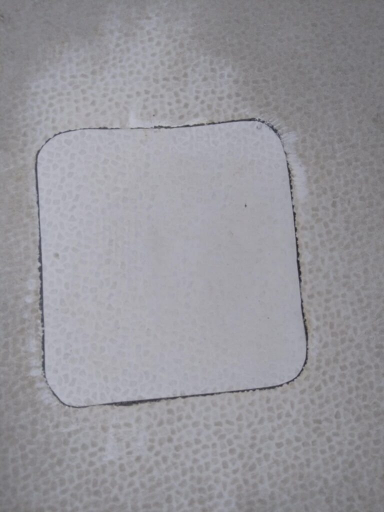 Paigaldatud PVC-katte paranduspaik kaubanduskeskuse lamekatusel
