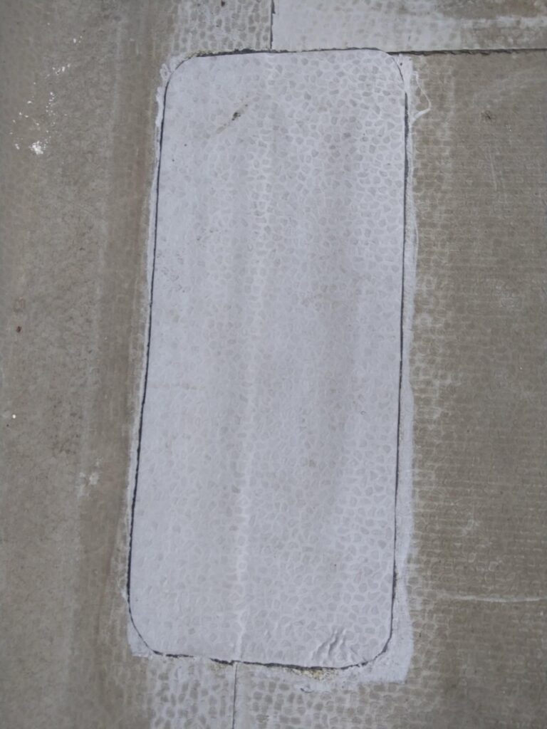 Teine paigaldatud PVC-katte paranduspaik kaubanduskeskuse lamekatusel