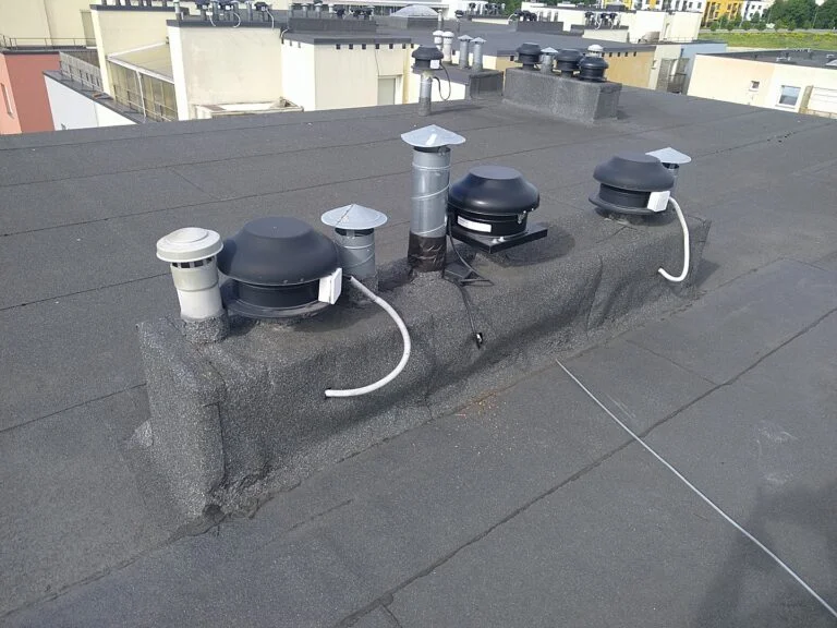 Vajunud ventilatsioonikast korterelamu lamekatusel enne parandust